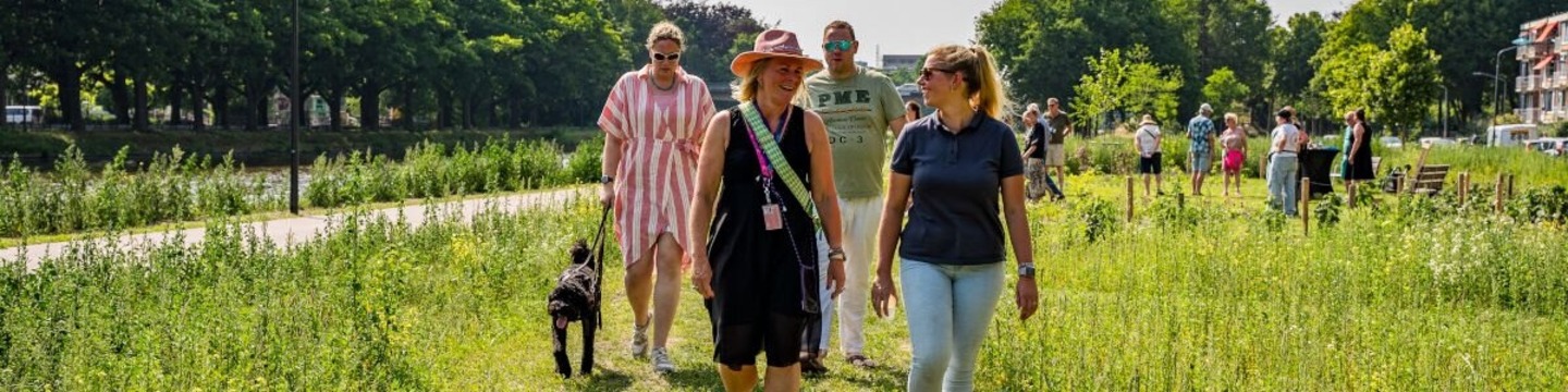 Wandelende mensen in een open veld